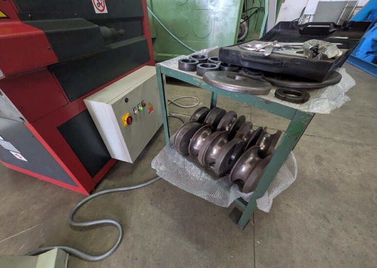 Profile bending roll